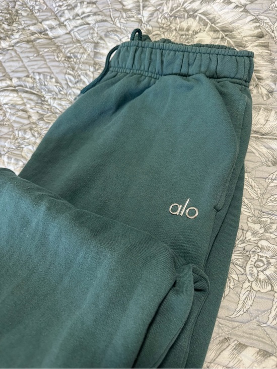 ALO Yoga Pants - Alo Accolade Sweatpants